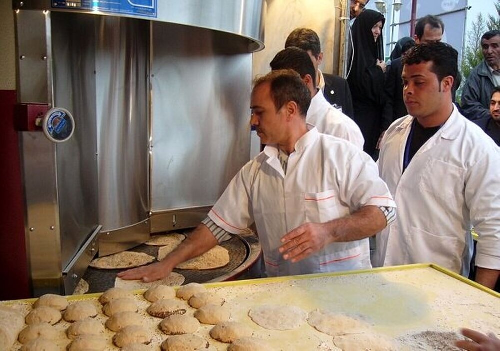 صف های طولانی نانوایی ها پس از آزادسازی نرخ آرد