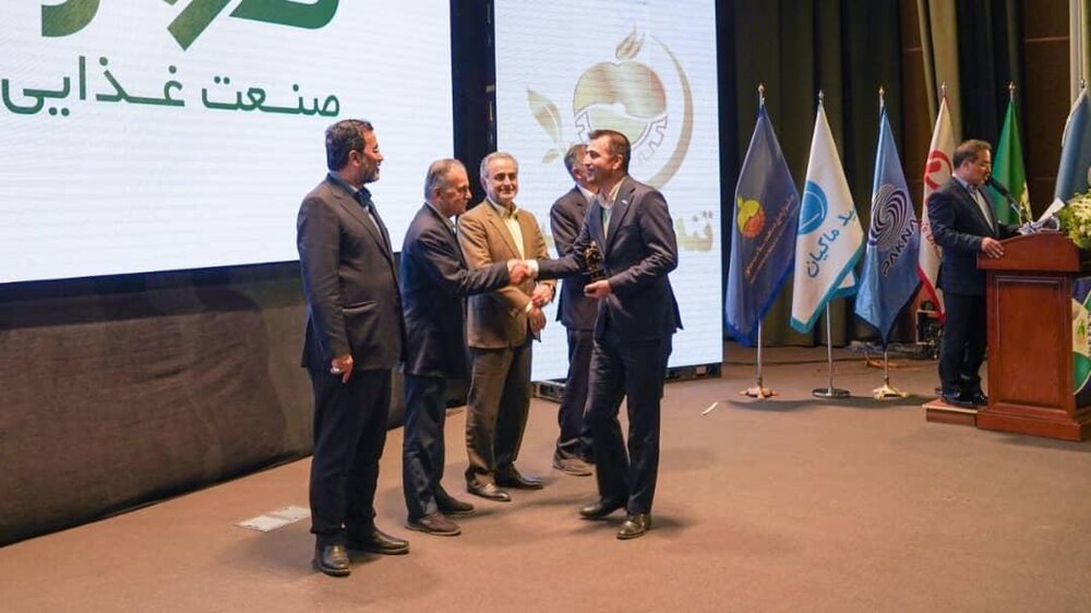 نشان زرین جشنواره ملی صنعت سلامتمحور برای صنعت غذایی کورش