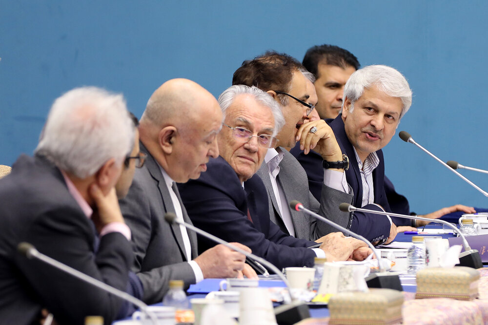 اقتصاد دستوری مردم ایران را فقیرتر می کند/ کشورهای منطقه صنعتگران ایرانی را روی چشمشان می گذارند اما دولت با ما غریبه است