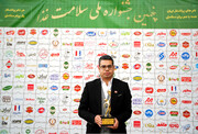 صنایع غذایی تانیس نشان زرین سلامت غذا کسب کرد