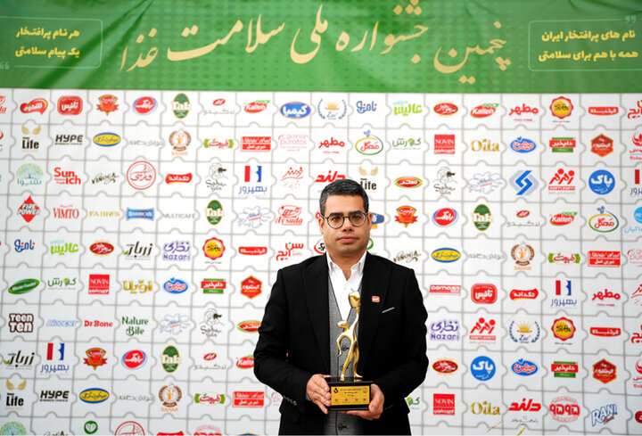 صنایع غذایی تانیس نشان زرین سلامت غذا کسب کرد