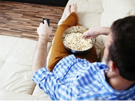 مراقبت از سلامت تغذیه هنگام تماشای تلویزیون/ چطور نشستن مقابل تلویزیون باعث اضافه وزن می‌شود؟ 