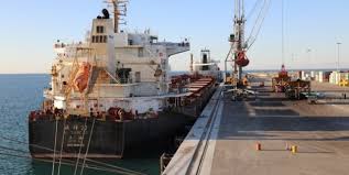 پهلوگیری کشتی ۴۲ هزار تنی روغن خام خوراکی در بندرعباس با ورود دستگاه قضایی