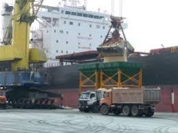 دستور وزیر راه به حمل یکسره کالاهای اساسی از کشتی به مقصد