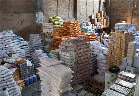 انبارهای پُر از کالاهای اساسی در تهران/ کمبودی در بازار وجود ندارد