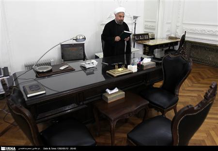 عکس/میزکار رییس جمهور ایران برای اولین بار با حضور روحانی رونمایی شد