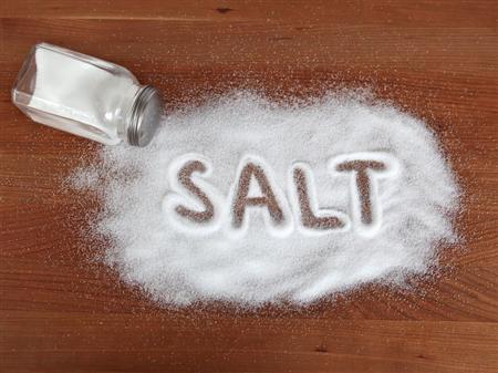 ۵۰ درصد نمک‌های بازار تقلبی است/ارزان‌ترین نمک دنیا را می‌خوریم