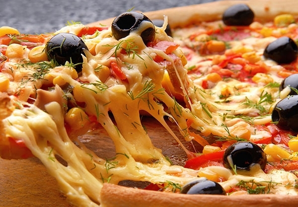 پیتزا و غذاهای پنیردار به اندازه سیگار مضر هستند