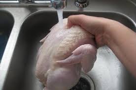 مرغ خام را نشویید، مسموم می‌شوید!